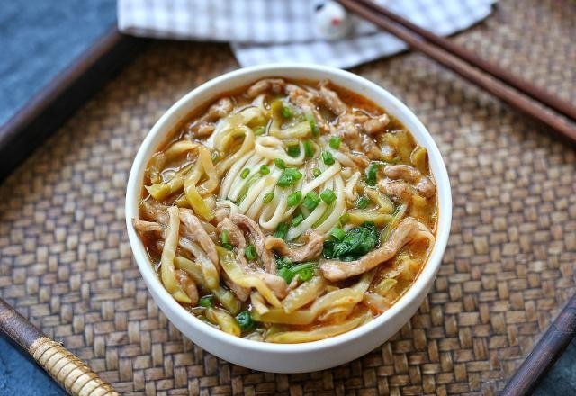 好吃|榨菜别再配粥吃了,用来煮面味道更香,好吃到连汤汁都不剩