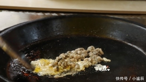  排到|藏身拐角巷弄，一家小破店，只卖两种吃的，排队都排到大街上去了