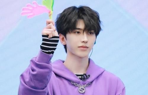  西装|蔡徐坤穿西装，杨颖穿婚纱，看不出有年龄差，而关晓彤又被坑了