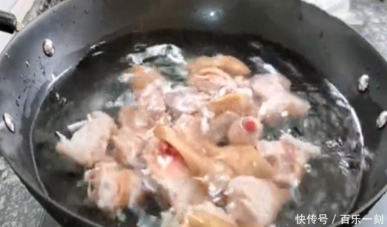 厨师|炖猪蹄时，是先焯水，还是直接炖全错了，厨师教你正确方法