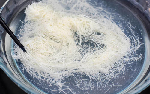 默默地|米其林厨师炫耀刀工,面包切88片,中国拉面师傅默默地拿起了牛肉