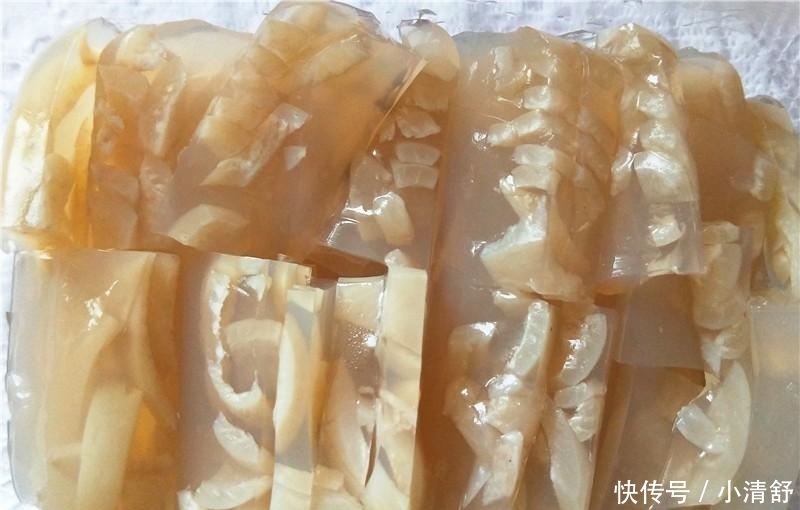 发黑|做猪皮冻时, 猪皮焯水后别直接煮! 少了这1步, 猪皮很腥, 还发黑