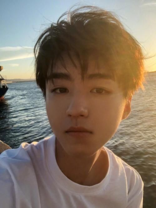  发自|王俊凯发自拍，我却从他眼珠里发现“自拍姿势”，一般人手抽筋也学不会