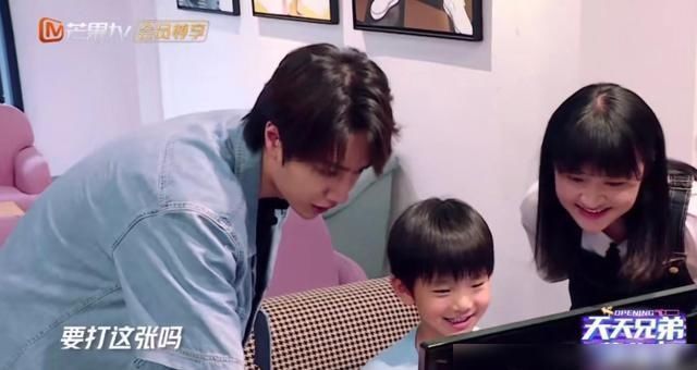 洗照片|王一博开车带卷卷洗照片,网友表示开车的王一博好帅啊