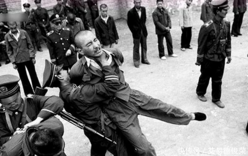  老照片|80年代严打老照片：强奸犯挂牌子游街示众，女犯人被公审