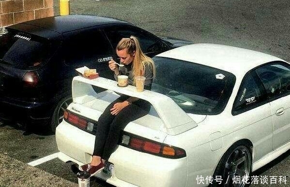 情况|妹子,今天的裙子很时尚啊,不过后边的小尾巴是啥情况,尴尬啊