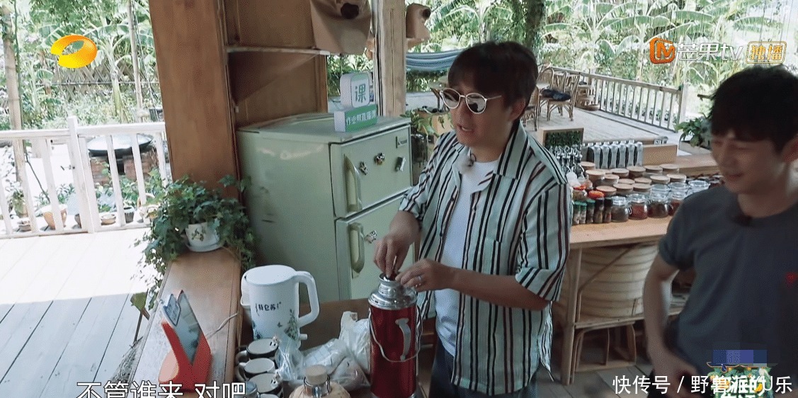 彭昱畅|节目四十度高温,黄磊何炅不想干活,彭昱畅冒险摘椰子背负了太多