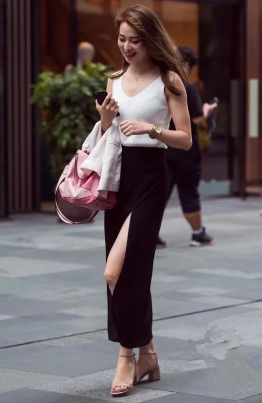 皮肤|街拍:美女皮肤白皙,身穿露肩牛仔裙,轻松秀出大长腿