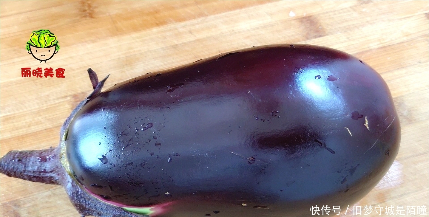 吸油|今天才知道,炒茄子不能先放油,一个小技巧,好吃不吸油,吃不腻