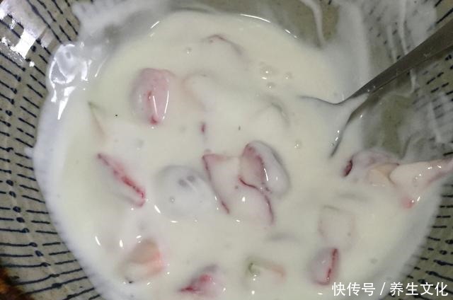 草莓|这蛋糕无需烤箱就能做,香甜嫩滑,入口即化,新手一次成功