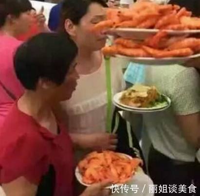 举动|大妈自助餐“疯狂”抢虾,老板没说什么,但一个举动惹怒老板!