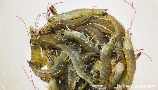 上桌|连壳吞的椒盐虾,一上桌就被扫光,好吃到忘记吃饭,教你怎么做吧