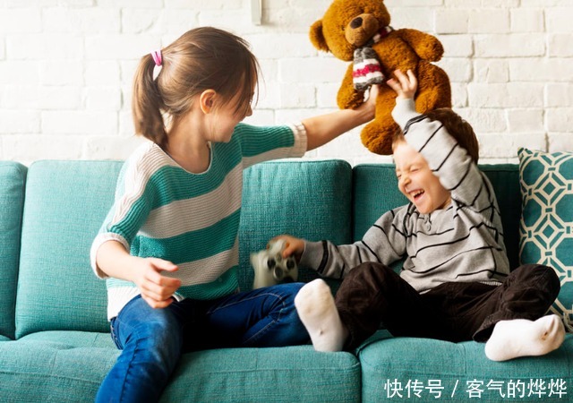 老大|女儿问“我和弟弟谁棒？”妈妈的回答显高情商，二胎家庭学着点