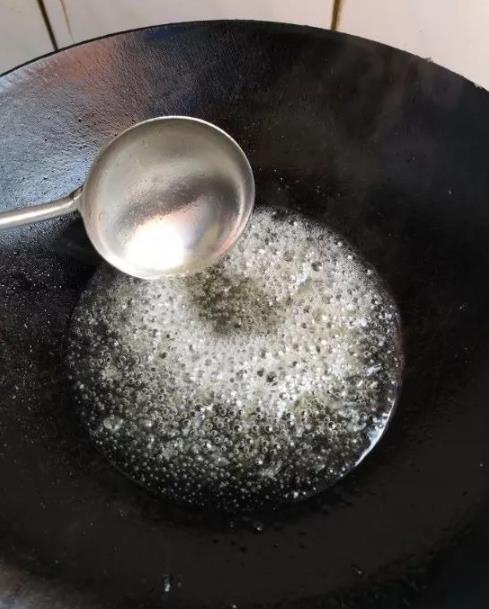 大厨|炒糖色,别直接炒糖!大厨:多做1步,颜色红亮,味道香甜不发苦