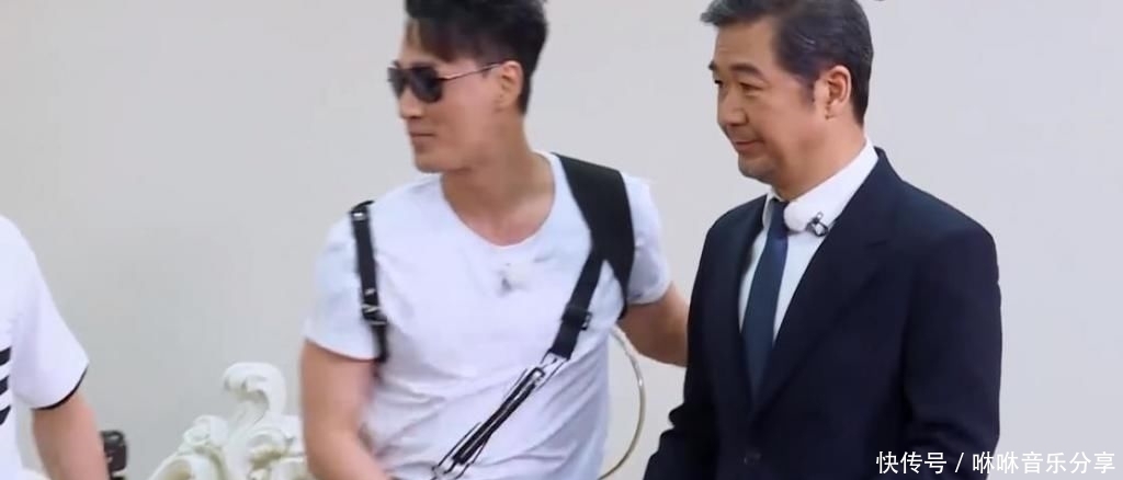  迎来|跑男迎来最重磅嘉宾，成员们集体起立欢迎，郑恺还大喊他爸爸！