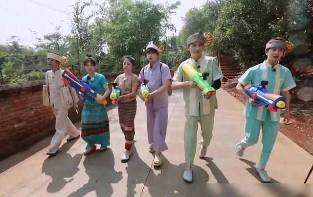  向往的生活|《向往4》的录制到底有多累看清胡先煦脖子上的肤色对比就明白