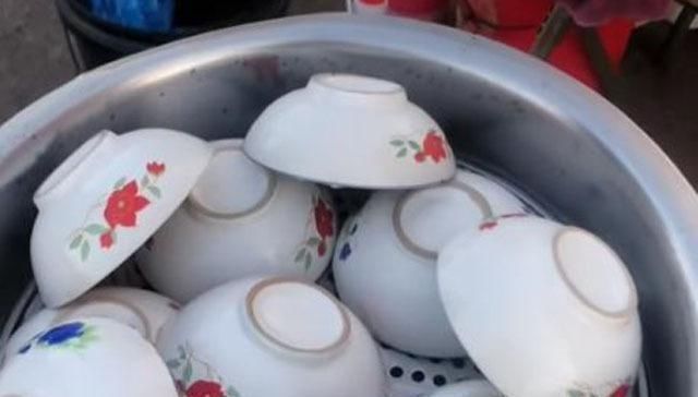 美食|大妈街边卖小吃,3元2个,打开锅盖竟是一堆碗,翻开后原来是它
