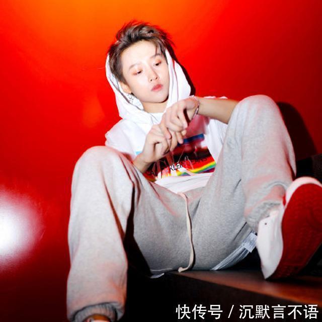 担当|C位担当刘雨昕加入《潮流合伙人2》,你喜欢她的中性风穿搭吗