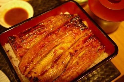 块钱|大爷街边摆摊卖“豪华小吃”,60块钱一碗,识货人很便宜