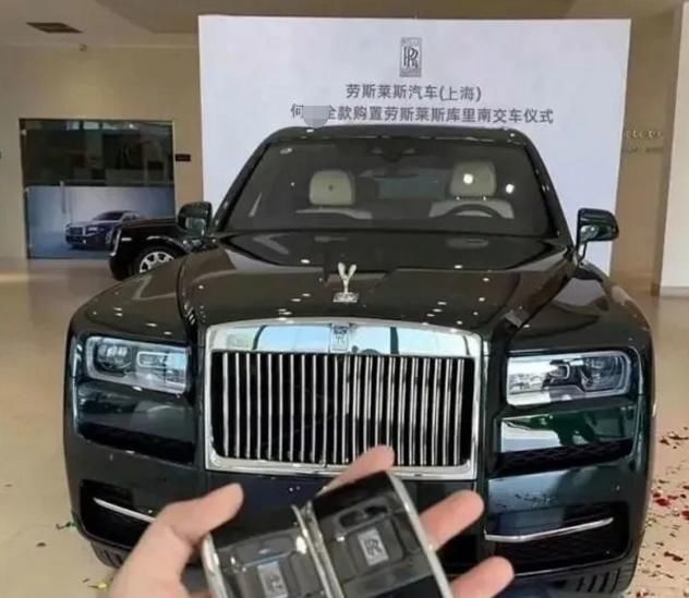 小伙|小伙买彩票中315亿，当天全款提800万劳斯莱斯，提车仪式还挺隆重