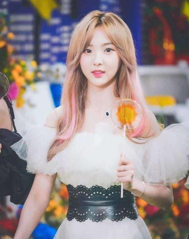 节目|硬糖少女上节目做评委,出场时节目组忘了开美颜,引起众网友热议