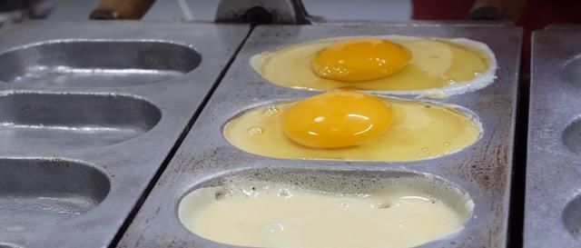 街头|大姐街头卖“煎蛋糕”小吃，分量足味道好，6块就能管饱