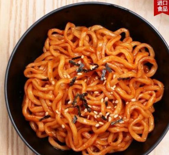 提前|一碗在普通不过的面条一天卖出500碗,提前一天排队你都吃不上