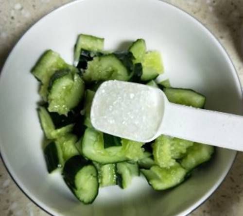 凉拌|如何让凉拌黄瓜变得美味?我教你两个窍门,比餐馆好多了