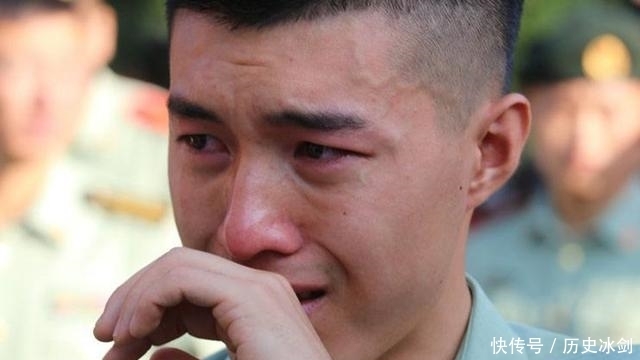 赚足|老兵退伍被军犬察觉,狗狗咬住包裹哀求他别走,场景赚足热泪