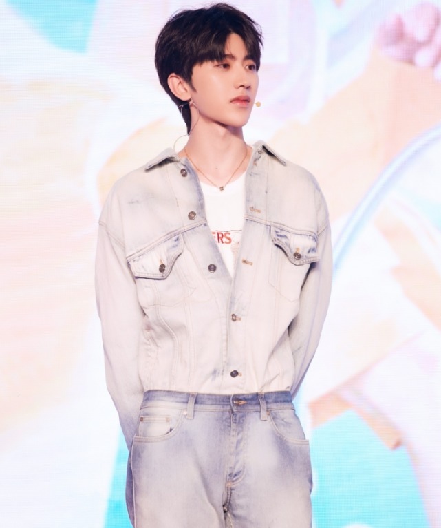  意外|蔡徐坤节目中意外脱妆，真实容颜状态曝光，这还算啥“神颜”？