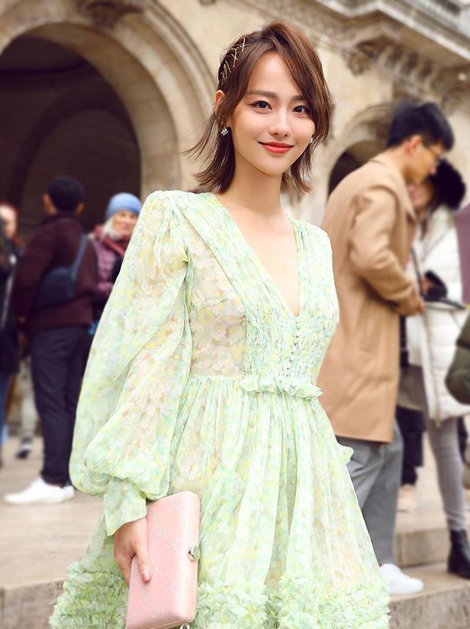 仙女|张嘉倪一袭水蓝色蛋糕裙温婉动人,32岁依然是小仙女,飘逸又灵动