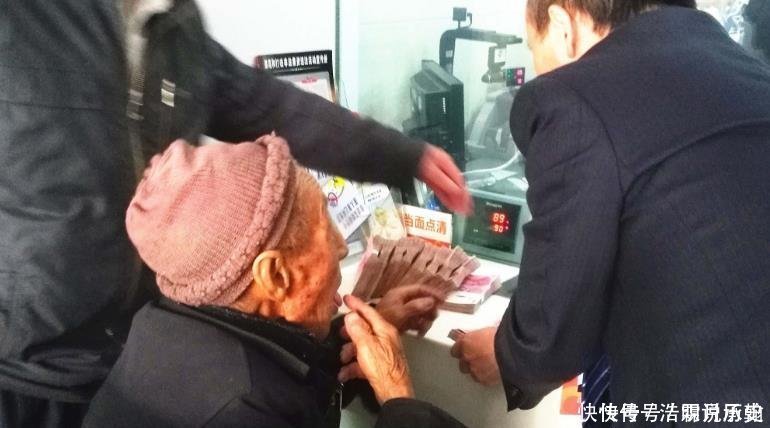 发生|90岁老人银行取10万元, 5儿子一毛不粘, 发生的事瞪眼!