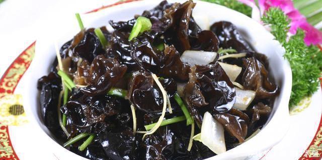 油锅|炒木耳,记得不能直接下油锅,大厨教我小窍门,木耳不炸锅更安全