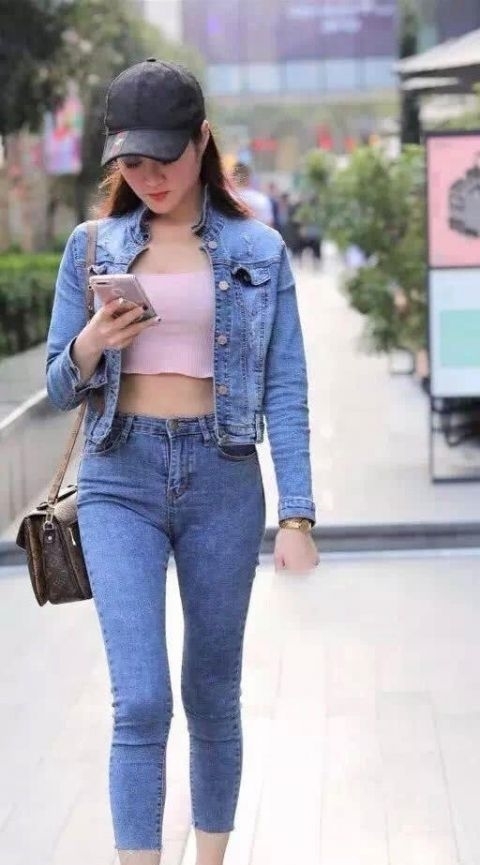 牛仔|街拍美女:小姐姐发型是螺旋卷发,集一身牛仔走路带风!