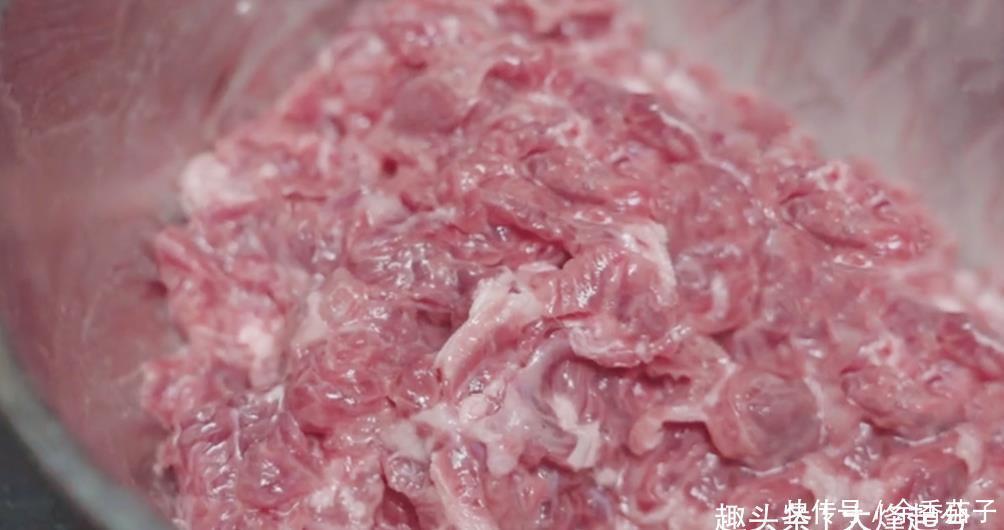 入少许|牛肉总炒老,教你一招,又香又嫩,搭配仔姜一起炒,下酒又下饭