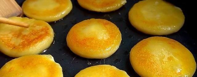 拉丝|1个土豆1碗糯米粉,简单一烙,软糯拉丝易消化,孩子一顿吃3个