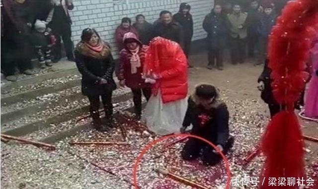 离场|离奇的闹婚使新郎愤然离场，独留新娘一人，亲朋好友不知所措