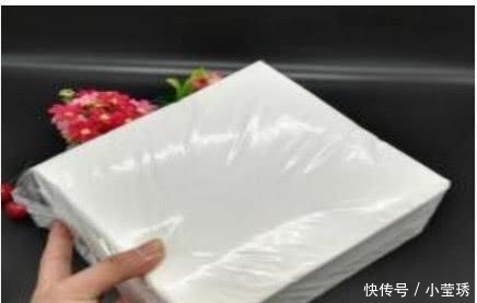 礼仪|吃牛排时,服务员上递给你的纸,不是让你当肚兜的,不懂容易尴尬