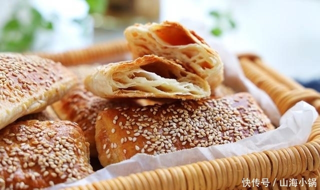 食材|家里有面粉试试新做法,层次多又酥脆,食材简单,做法一看就会