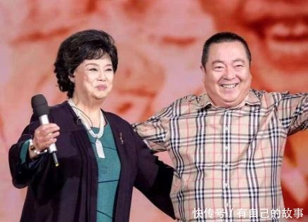 农村|少儿节目主持人董浩,退休后农村生活曝光,坐村口吃面条让人心酸