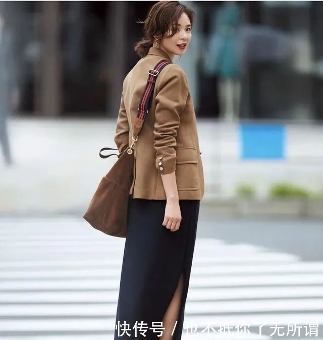 褶皱|女性衣橱经久不衰的半身裙,适合40岁女人,突出熟龄的美和气质