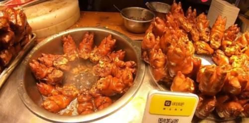 顾客|大妈甩卖“奢侈”小吃,12元一只,日卖上千只,顾客:一次吃十个