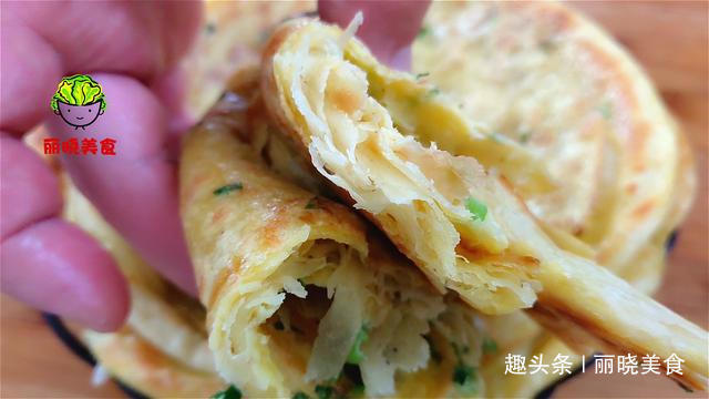 发面|家常版葱花鸡蛋饼,不发面不烫面,简单几步,酥软好吃,凉了不硬