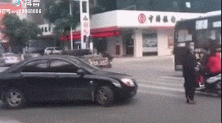 搞笑|搞笑GIF:当孩子第一次发现自己是狼人