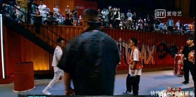 链子|为了拿到链子不惜下跪,这样卑微的说唱,难怪获得全场的嘘声!