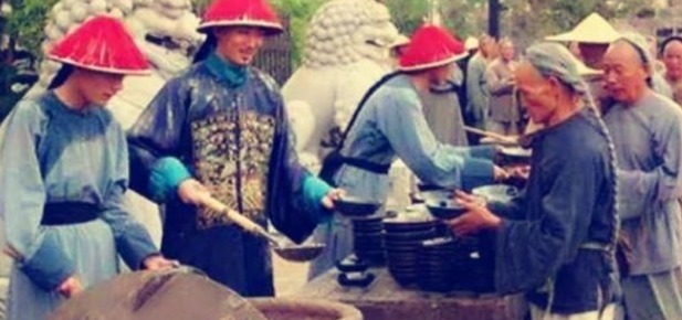  和?|和珅在救灾时，为什么当着灾民面在粥里撒沙子？专家：思想前卫