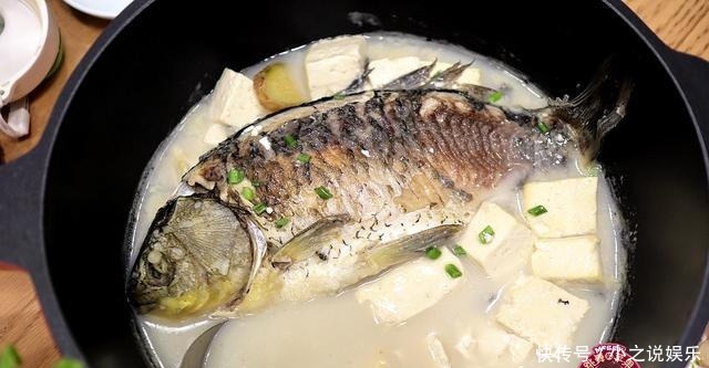 鲫鱼汤|高考生家的晚餐破天荒5菜1汤,最出彩儿的鲫鱼汤,像牛奶般浓白