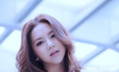 吞下|邓紫棋表演“绝技”吞下整根手指,看到她咀嚼的模样,忍不住头皮发麻