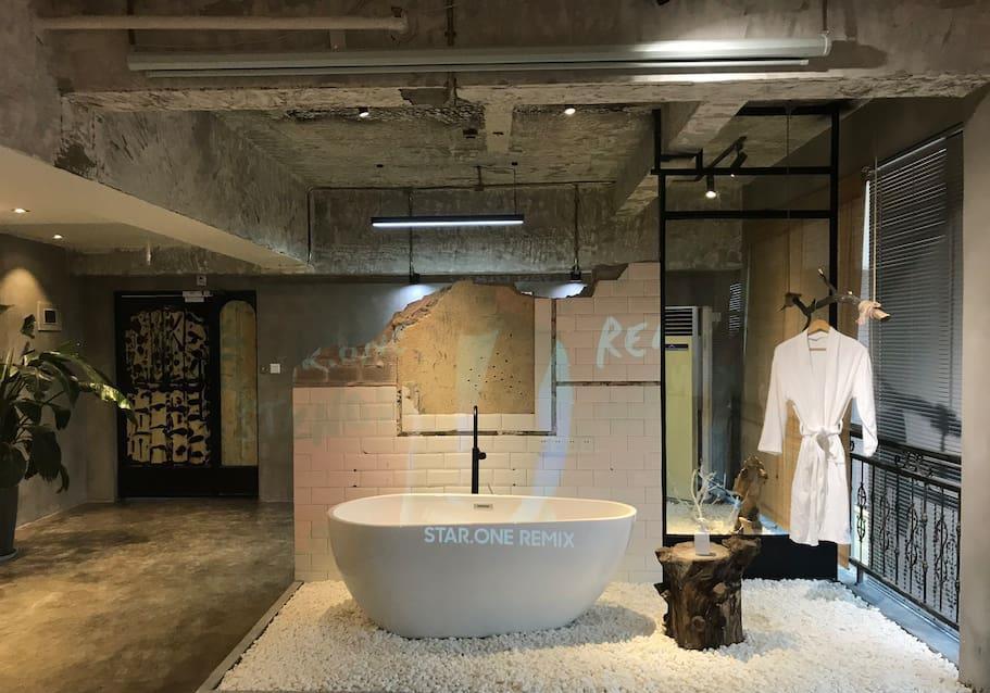 有趣|成都这家废墟艺术民宿太有趣,感觉就像是住在废品楼里