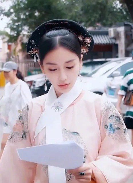 清宫|baby首次挑战清宫装,有谁注意她脚上的鞋子这才是对古人最大的尊重